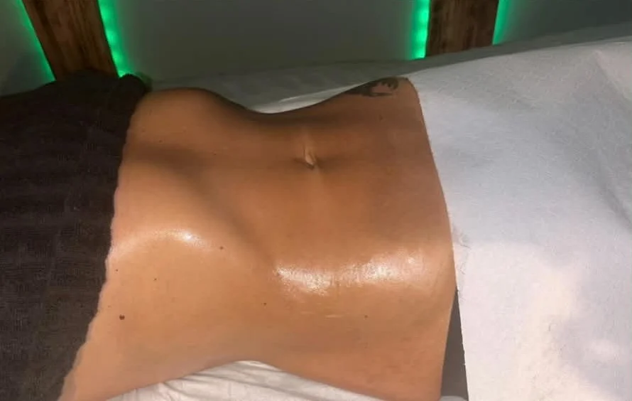 Bauch direkt nach dem Lymph Sculpting Body Treatment mit sichtbar definierteren Konturen